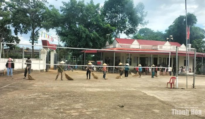 Tại các khu dân cư, nhà văn hóa thôn công việc vệ sinh được người dân triển khai khẩn trương.