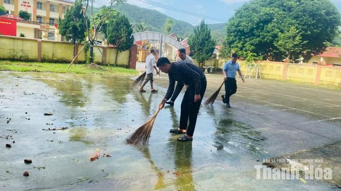 Tại các công sở của xã Tân Thành, sau khi nước rút, cán bộ, viên chức tập trung tổng dọn vệ sinh.
