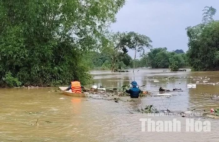 Những vị trí cây cối, rác thải cuốn xuống dòng chảy cũng được các lực lượng xã Xuân Lập nhanh chóng giải tỏa.