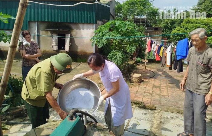 Nhằm phòng chống dịch bệnh bùng phát sau khi nước lũ rút, xã Ngọc Liên huy động lực lượng y tế tiêu độc, khử trùng các giếng nước sạch của các hộ dân bị ngập lụt.
