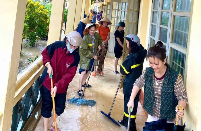 Nước rút đến đâu, thầy cô Trường Tiểu học Ngọc Trung, xã Ngọc Liên dọn vệ sinh đến đó.