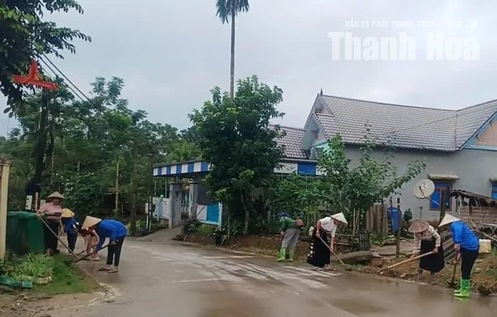 Người dân xã Văn Nho tích cực dọn vệ sinh, khơi thông cống rãnh khu vực dân cư.