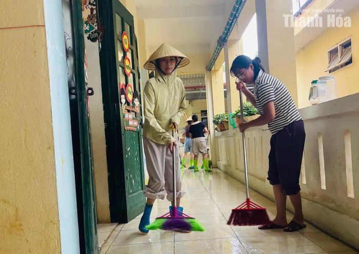 Trong vùng rốn lũ, giáo viên các trường học xã Kim Tân tích cực dọn dẹp, vệ sinh phòng học khi nước rút.