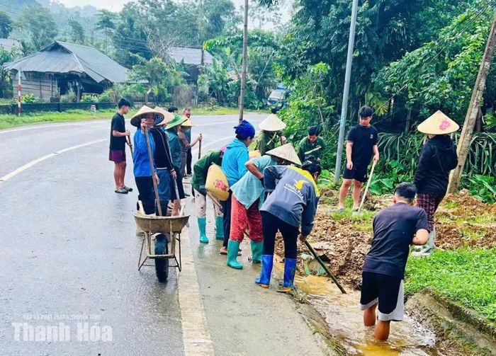Trên các tuyến đường, những lớp bùn đất phủ kín được lực lượng chức năng và người dân tập trung thu dọn, trả lại mặt đường sạch, thông thoáng.