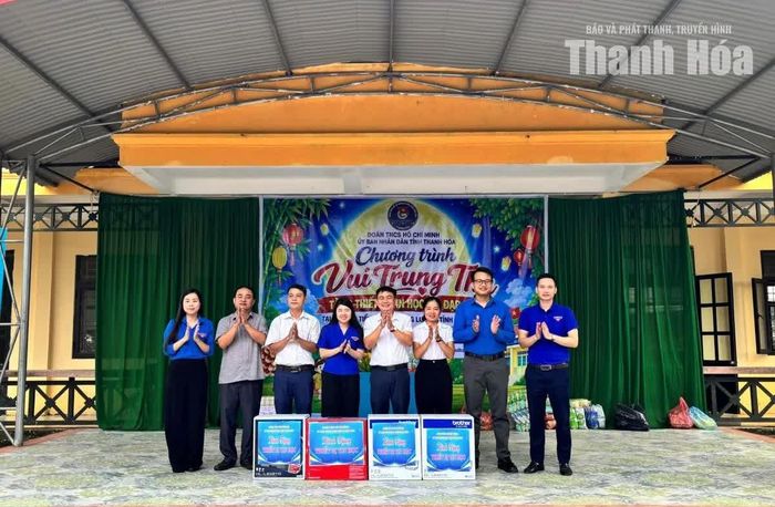 Các đại biểu trao tặng máy in cho Trường Tiểu học Đồng Lương.