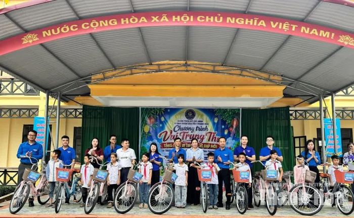 Các đại biểu trao tặng xe đạp cho học sinh có hoàn cảnh khó khăn, Trường Tiểu học Đồng Lương.