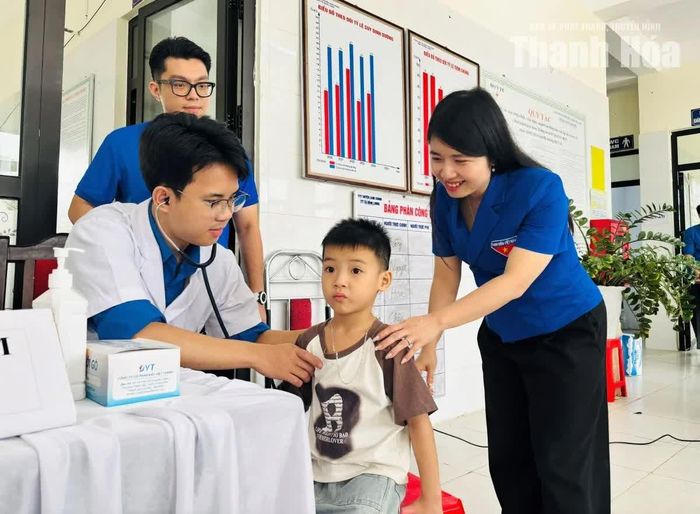 Các y, bác sĩ khám bệnh cho trẻ em xã Đồng Lương.
