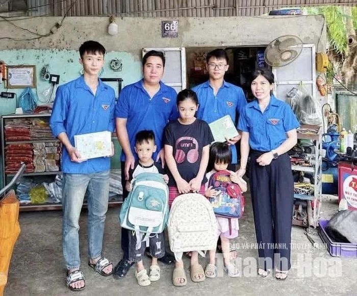 Đoàn xã Thọ Xuân trao tặng đồ dùng học tập cho các em học sinh có hoàn cảnh đặc biệt khó khăn dịp năm học mới 2026-2027.
