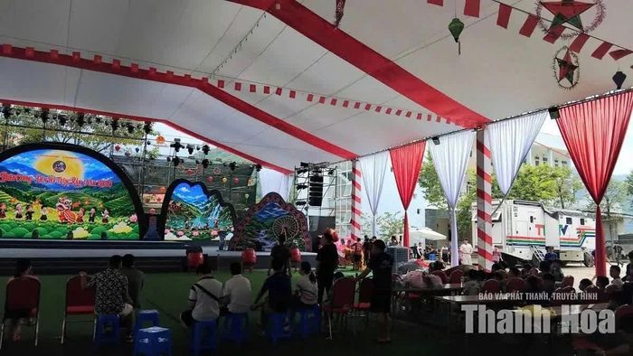Sân khấu chính - Nơi diễn ra chương trình “Biên cương - Đêm hội trăng rằm năm 2026” tại xã Mường Lát.