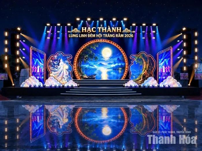 Phối cảnh sân khấu chương trình “Hạc Thành - Lung linh đêm hội trăng rằm” tại Quảng trường Lam Sơn, phường Hạc Thành.