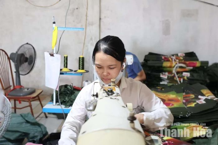 Công việc may túi tại HTX thủ công nghiệp mỹ nghệ xuất khẩu Trung Kiên giúp nhiều phụ nữ vừa làm việc vừa thu xếp chăm sóc gia đình.