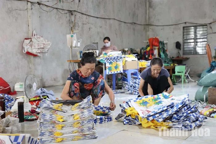 Người lao động thực hiện công đoạn gấp, hoàn thiện túi tại HTX thủ công nghiệp mỹ nghệ xuất khẩu Trung Kiên, xã Hoằng Phú.
