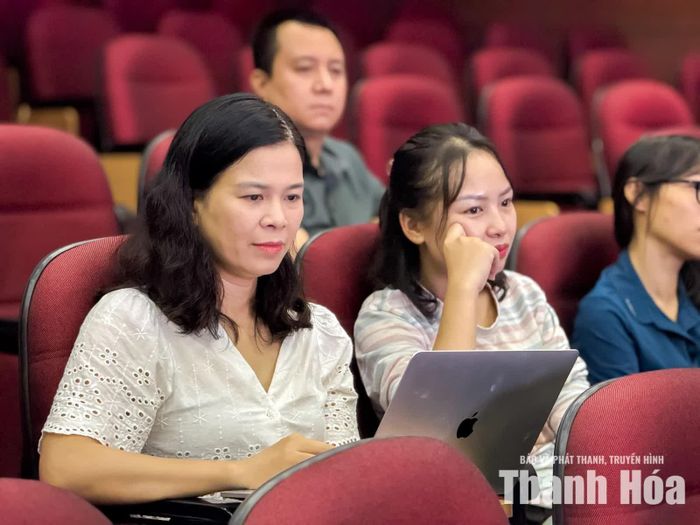 Các đại biểu tập trung theo dõi nội dung được giảng viên truyền đạt tại lớp tập huấn.