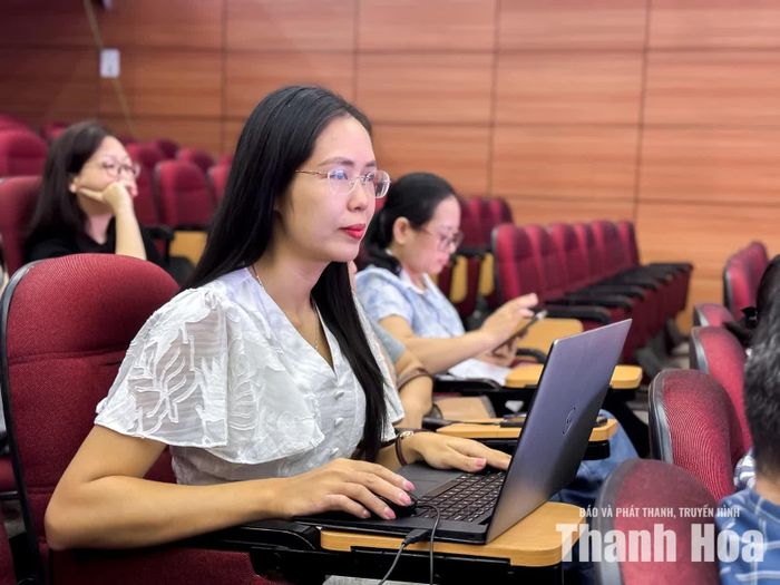 Học viên tập trung theo dõi, ghi nhận những lưu ý về kiểm chứng và sử dụng AI trong hoạt động báo chí.