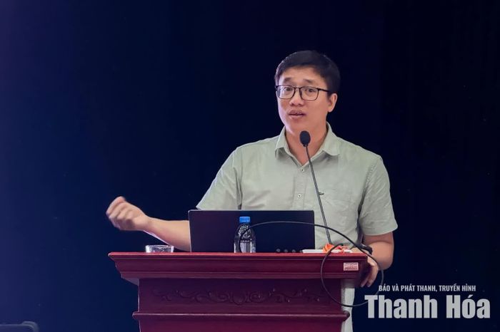 Trung tá Đinh Quang Vũ, Phó Giám đốc Trung tâm Huấn luyện và Đào tạo, Cục An ninh mạng và phòng, chống tội phạm sử dụng công nghệ cao, Bộ Công an truyền đạt các nội dung tại lớp tập huấn.
