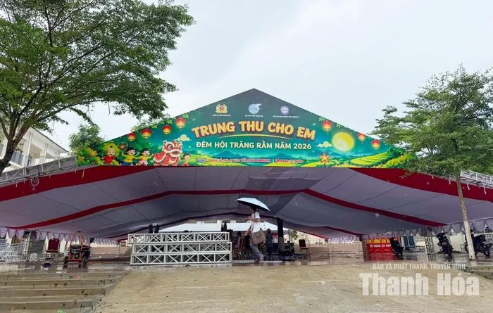 Các lực lượng đã cơ bản hoàn thành lắp ráp phông rạp, sẵn sàng cho đêm hội.