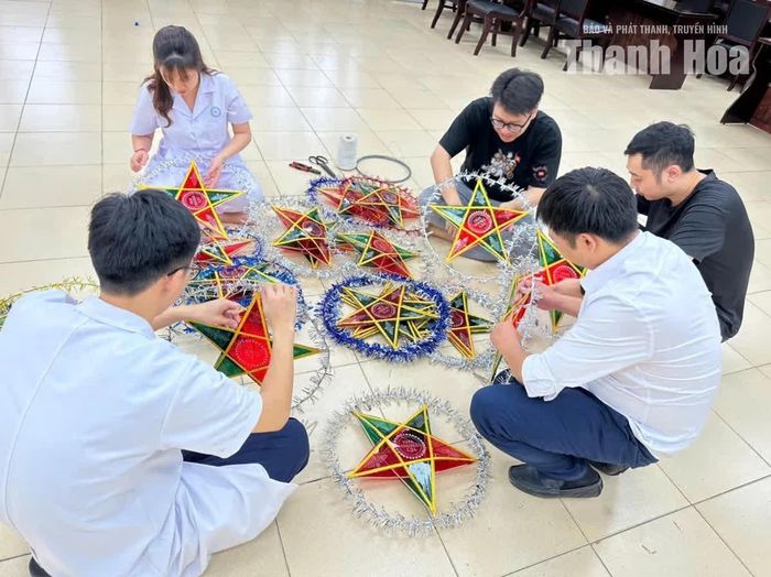 Các y, bác sĩ Bệnh viện Nhi Thanh Hóa tham gia công tác chuẩn bị cho đêm hội trăng rằm “Lồng đèn thắp sáng ước mơ”.