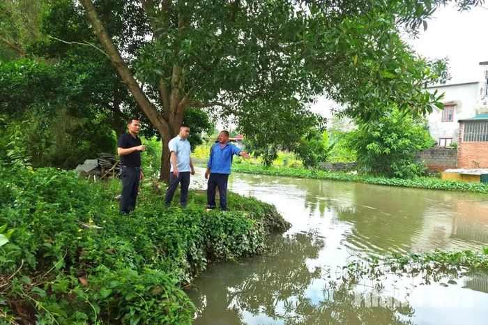 Lãnh đạo Công ty CP Môi trường và Công trình đô thị Thanh Hóa chỉ đạo công tác nạo vét, khơi thông dòng chảy.