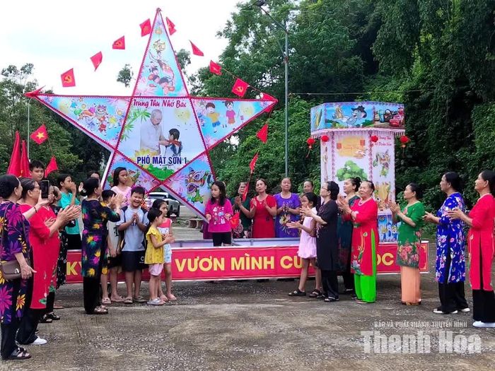 Chiếc đèn ông sao và đèn kéo quân của Tổ dân phố Mật Sơn 1.