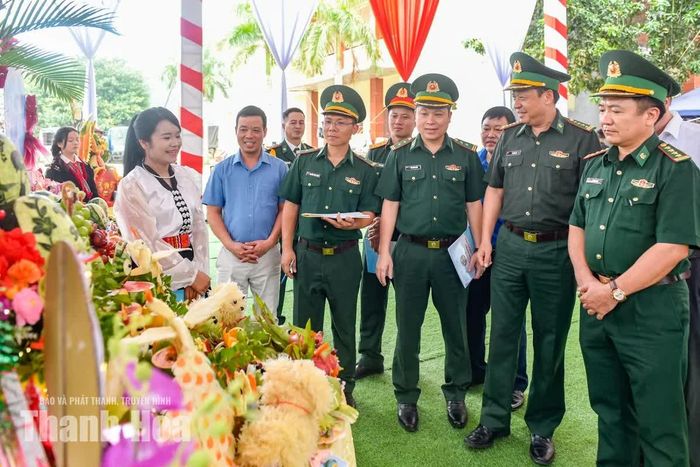 Các thành viên Ban Giám khảo cẩn trọng ngắm nhìn từng chi tiết cắt tỉa, đánh giá cao sự sáng tạo, tính thẩm mỹ cùng nét đẹp gìn giữ văn hóa truyền thống của từng đội thi.