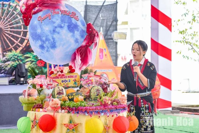 Học sinh đại diện đội thi tự tin thuyết trình cho sản phẩm của đội mình. Những câu chuyện giản dị về nải chuối sau vườn, quả bưởi gửi gắm ước mơ con chữ nơi rẻo cao khiến khoảng sân trường như lắng lại...