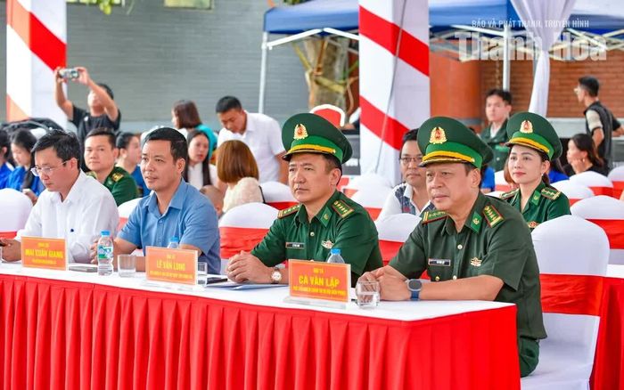 Từ sáng sớm 20/9, hàng trăm học sinh, thầy cô giáo và bà con các bản làng người Mông, người Thái đã nô nức kéo về Trung tâm Văn hóa xã Mường Lát trong tiếng nhạc Trung thu rộn ràng. Ngày hội thêm phần trang trọng và ấm áp với sự hiện diện của đại diện lãnh đạo Cục Chính trị BĐBP, Bộ Chỉ huy BĐBP tỉnh Thanh Hóa, Bộ Chỉ huy Quân sự tỉnh cùng lãnh đạo cấp ủy, chính quyền địa phương và các thầy cô giáo.