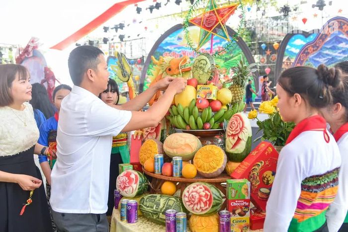 Sau hiệu lệnh “Bắt đầu!” là những tràng pháo tay cổ vũ giòn giã; các cô cậu học trò lập tức bắt tay vào phần thi với sự tập trung cao độ.