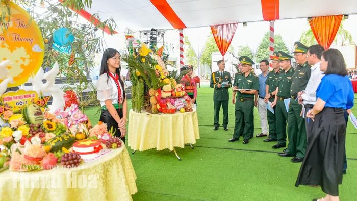 6 đội thi đến từ Trường THCS Mường Lát và Trường PTDTNT THCS Mường Lát nhanh chóng hội quân. Từng trái bưởi đào, nải chuối rừng, quả na vừa hái được nâng niu, sắp đặt sẵn sàng cho cuộc so tài kéo dài 30 phút.