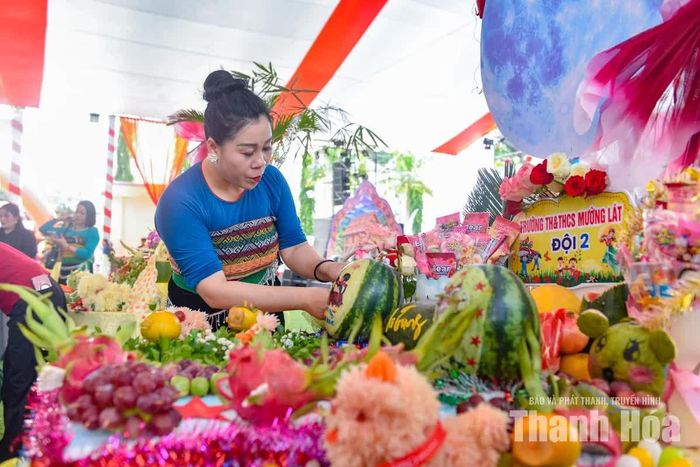 Theo dõi từng nụ cười của học trò, chị Phạm Thị Hà xúc động chia sẻ: “Với trẻ em vùng cao Mường Lát, một mùa Trung thu đủ đầy mâm cỗ, rộn rã tiếng trống hội luôn là niềm ao ước lớn. Hội thi không đơn thuần là cuộc thi tài khéo tay, mà là khoảng trời ấm áp để các con được sống trọn vẹn trong không khí Tết thiếu nhi truyền thống, cảm nhận được tình thương yêu, chở che của các cấp, các ngành và các chú bộ đội biên phòng”.