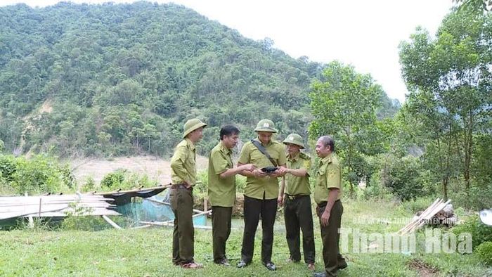 Lực lượng kiểm lâm đang kiểm tra rừng vùng giáp ranh bằng flycam.