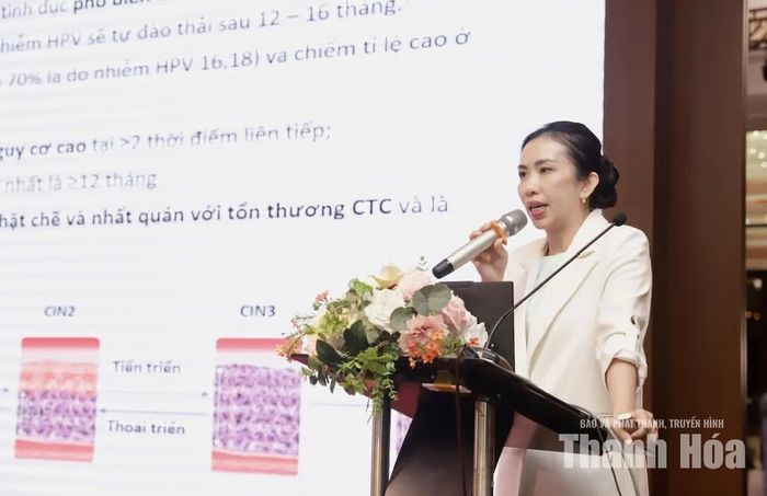 Chuyên gia Bệnh viện Từ Dũ cập nhật chuyên đề tại hội thảo.