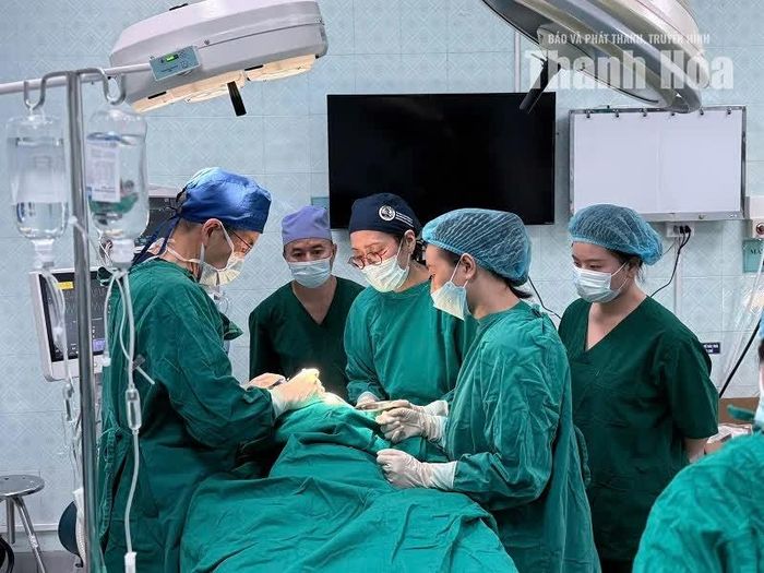 Các chuyên gia, bác sĩ Hàn Quốc trực tiếp phẫu thuật tại Bệnh viện Nhi Thanh Hoá.
