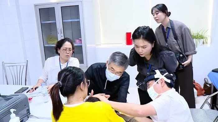 Các bác sĩ khám sàng lọc cho trẻ trước khi phẫu thuật.