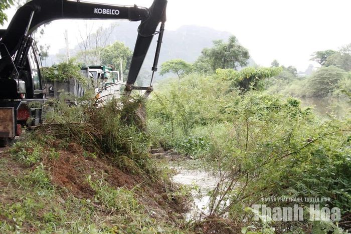 Máy múc nạo vét xung quanh khu vực miệng cống trên kênh nhà Lê.