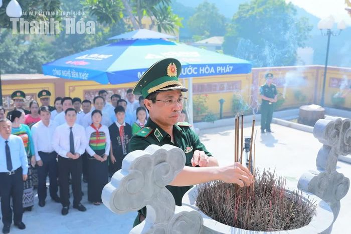 Thiếu tướng Vũ Quốc Ân, Phó Chính ủy Bộ đội Biên phòng dâng hương tưởng niệm, tri ân các Anh hùng liệt sĩ.