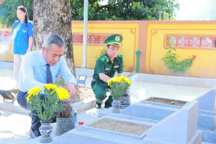 Bí thư Tỉnh ủy Lê Đức Thái và Phó Chính ủy Bộ đội Biên phòng Vũ Quốc Ân thành kính dâng hương lên từng phần mộ liệt sĩ.