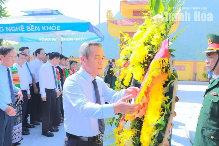 Bí thư Tỉnh ủy Lê Đức Thái dâng hoa tưởng niệm, tri ân các Anh hùng liệt sĩ.