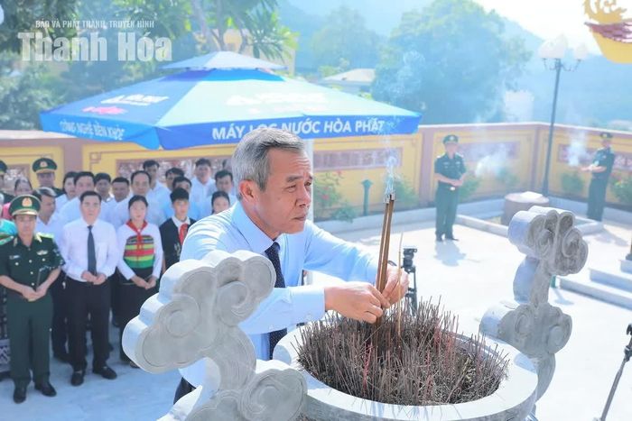 Bí thư Tỉnh ủy Lê Đức Thái dâng hương tưởng niệm, tri ân các Anh hùng liệt sĩ.
