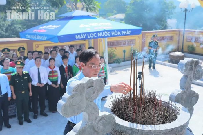 Phó Chủ tịch UBND tỉnh Đầu Thanh Tùng dâng hương tưởng niệm, tri ân các Anh hùng liệt sĩ.