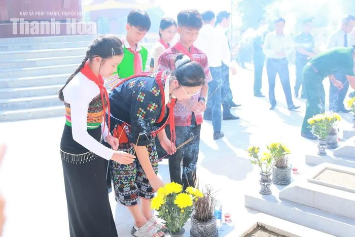 Các em học sinh dâng hương tưởng niệm, tri ân các Anh hùng liệt sĩ.