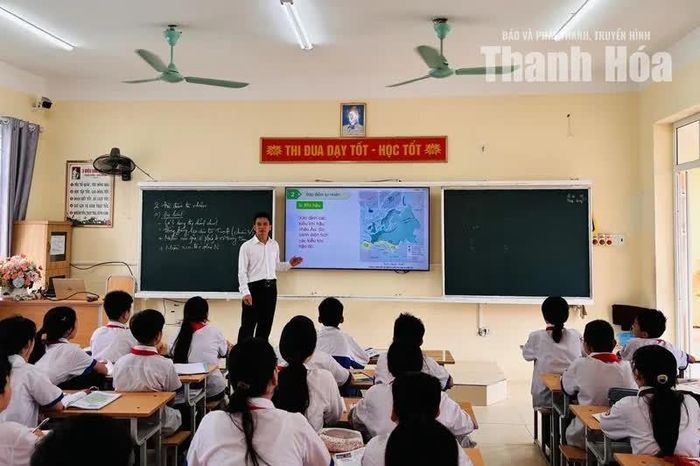 Thầy và trò Trường THCS Đông Thọ trong tiết học môn Địa lý.