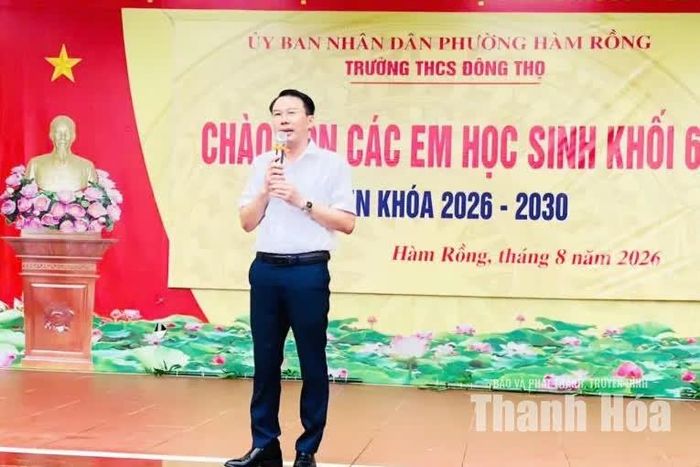 Thầy Lê Thanh Hải, Hiệu trưởng Trường THCS Đông Thọ phát biểu chào đón các em học sinh khối 6, năm học 2026-2027.