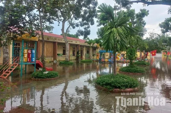 Nước ngập toàn bộ sân Trường Mầm non Đồng Tiến, phân hiệu 1.