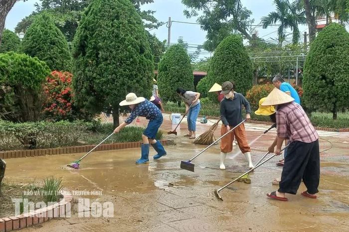 Cán bộ, giáo viên Trường THCS Nông Cống, phân hiệu Vạn Thiện dọn dẹp, vệ sinh trường lớp.