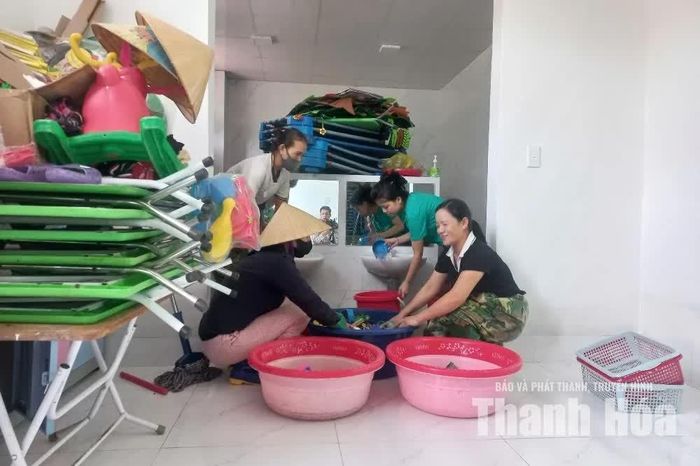 Trường Mầm non Nông Cống, phân hiệu Vạn Thiện khử khuẩn phòng học, đồ dùng, đồ chơi.