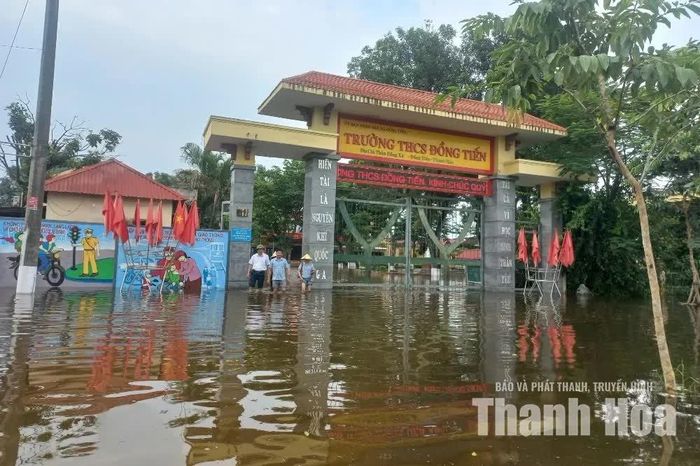 Hồi 16 giờ ngày 19/9 nước vẫn ngập sâu tại điểm chính Trường THCS Đồng Tiến.