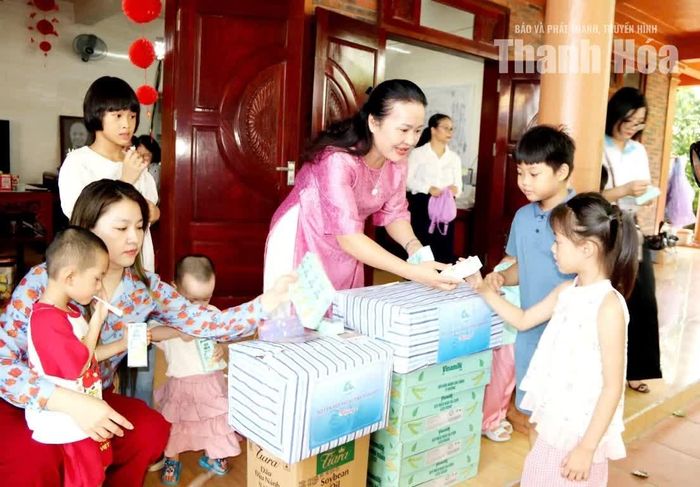 Lãnh đạo Hội LHPN tỉnh và Hiệp hội Doanh nhân nữ trao quà cho trẻ em mồ côi.