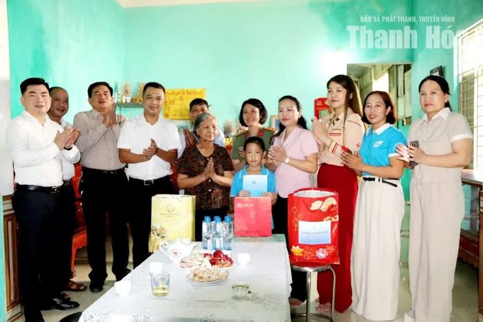 Chủ tịch Hội LHPN tỉnh Lương Thị Hạnh nhận đỡ đầu cháu Ngô Phương Thảo, ở thôn Thăng Long, xã Thăng Bình.