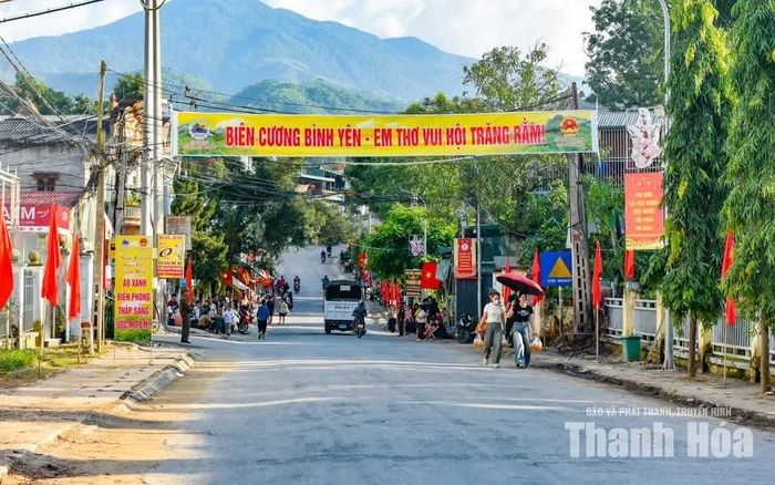 Đường phố được trang hoàng cờ Tổ quốc, băng rôn và khẩu hiệu.