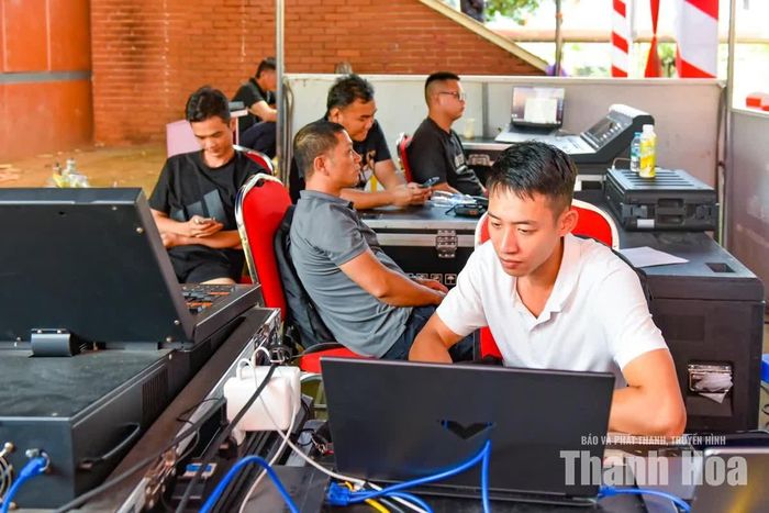 Khu vực kỹ thuật ngoài trời và sân khấu đã vận hành trơn tru.